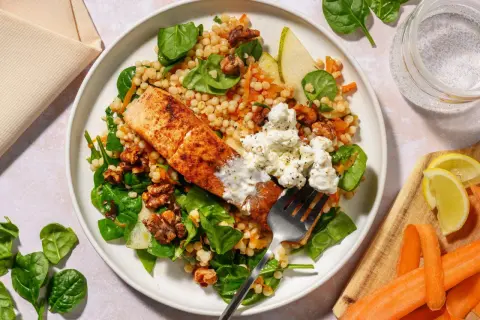 Laxfilé med couscous, spenat, valnötter och en klick färskost. Ett härligt medelhavskost recept som är både nyttigt och gott.
