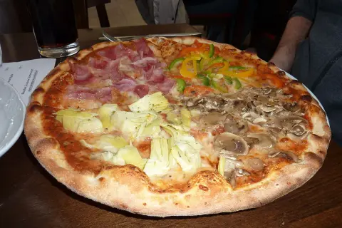 En pizza quattro med skinka, kronärtskocka, paprika och champinjoner. En klassiker som passar alla smaker.