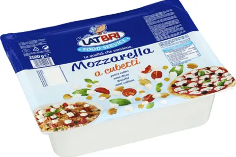 Latbri Mozzarella a cubetti, 2500g. Perfekt för sallader och pizza, där fior di latte betyder "blomman av mjölk" och ger en mild, krämig smak.