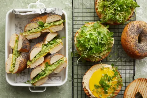 Bagels med avokado och grönt, perfekta picknick tips för en härlig dag utomhus.