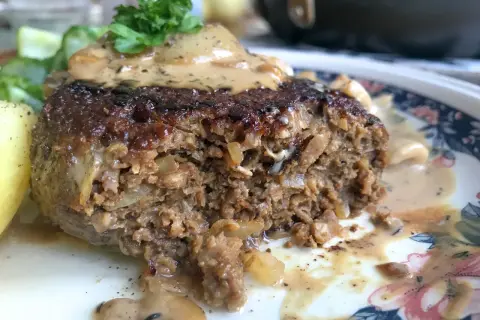 En saftig pannbiff med krämig svampsås, perfekt för ett klassiskt pannbiff recept. Serveras med potatis och grönsaker.