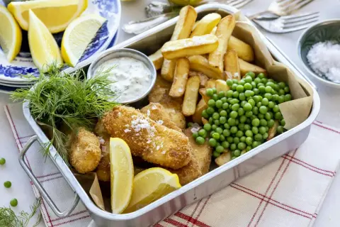 Krispigt friterad fisk med pommes frites, ärtor, citron och dill. Perfekt snabb mat för en härlig måltid.