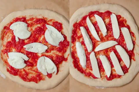 Två pizzabottnar med tomatsås och mozzarella. Den ena med klumpar, den andra med skivor. En familjepizza motsvarar detta.