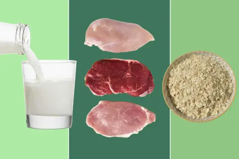Mjölk hälls i ett glas, bredvid ligger kycklingfilé, biff, fläskkotlett och havregryn. Dessa livsmedel är motsatsen till ultraprocessad mat.