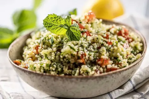 En skål med fräsch tabbouleh, ett gott bulgur recept med tomat, persilja och mynta. Perfekt som tillbehör eller lätt lunch.