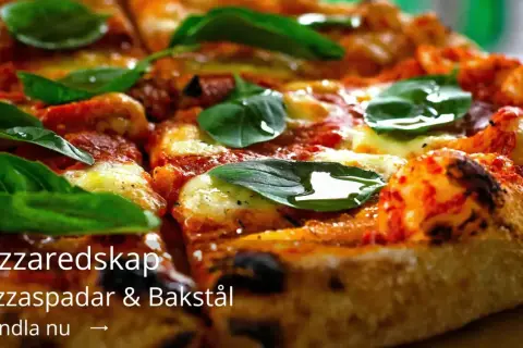 En perfekt pizza i pizzaugn, redo att avnjutas. Upptäck recept och tillbehör för din hemmagjorda pizza.
