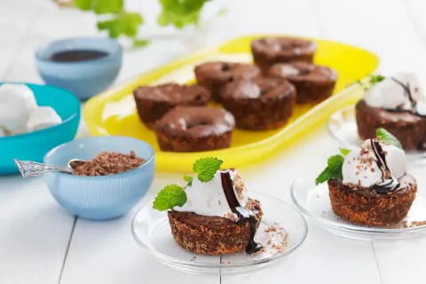 Kladdkakemuffins recept med vaniljglass, chokladsås och mynta. Perfekt för fikat!