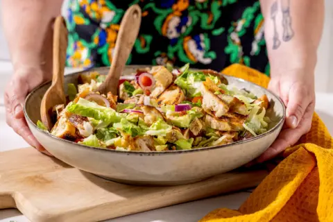 En stor skål med en härlig sallad med krispig sallad, grillad kyckling och krutonger. Perfekt för sommarmat recept!