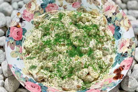 Krämig potatissallad med dill och gräslök, perfekt för sommarens grillkvällar. Ett enkelt potatissallad recept som alla älskar.