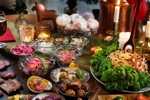 En härlig julbord meny med julskinka, köttbullar, sill och rödbetor. Perfekt för en mysig jul.