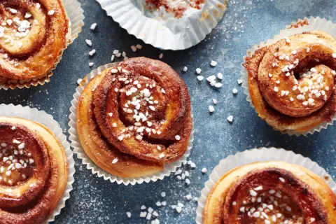 Fika-dags! Nybakade kardemummabullar med pärlsocker, redo att avnjutas. Ett perfekt kardemummabullar recept för hembakning.