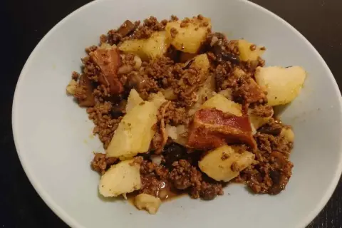 En tallrik med köttfärs, potatis och svamp. Perfekt för storkok recept som mättar.