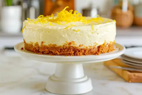 En krämig citron cheesecake med krispig botten, toppad med rivet citronskal. Perfekt för en somrig fika.