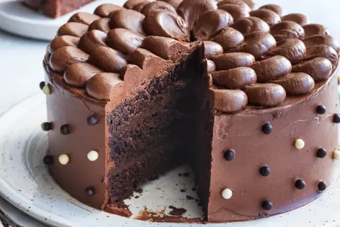 En saftig chokladtårta med chokladfrosting och dekorationer. Perfekt för alla som älskar choklad och letar efter ett gott chokladtårta recept.