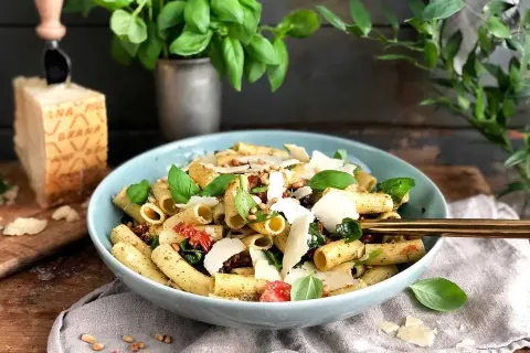 En härlig pastasallad med pesto, soltorkade tomater, pinjenötter och rikligt med parmesan. Perfekt för en lätt lunch!