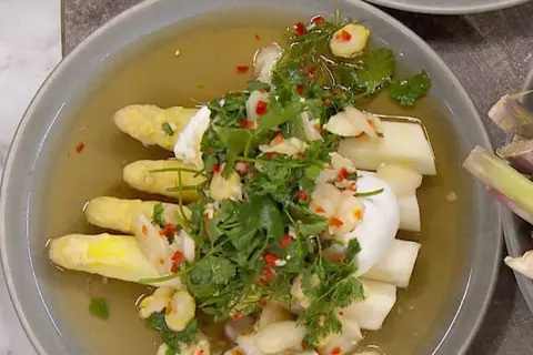 Vit sparris i en buljong med chili, vitlök och koriander. Ett enkelt och gott vit sparris recept.