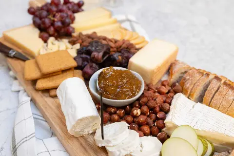 En härlig ostbricka med Kvibille ost, vindruvor, nötter, kex och marmelad. Perfekt för en mysig kväll.