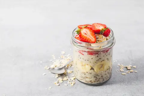 Overnight oats recept med jordgubbar och banan i glasburk. En hälsosam frukost som är enkel att förbereda.