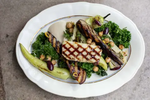 En härlig halloumi sallad med grillad aubergine, kikärtor, paprika och en krämig tahinidressing.
