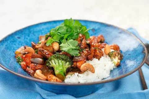 En härlig kyckling cashew-rätt med ris, broccoli och cashewnötter, toppad med färsk koriander.