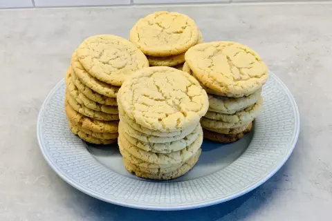 Här är ett enkelt cookies recept för dessa gyllene, spröda kakor. Perfekta att baka med familjen!