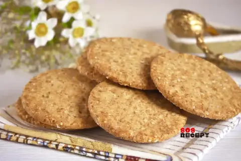 En hög med runda, gyllene digestivekex med sesamfrön. Perfekt för ett enkelt digestivekex recept.