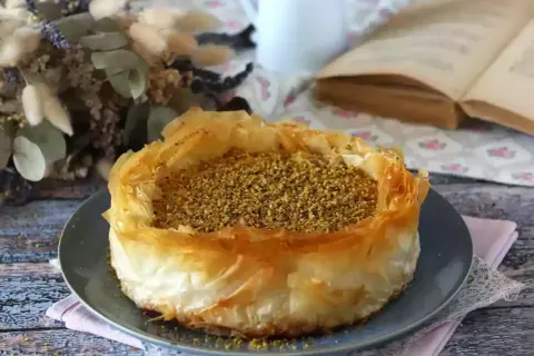 En krispig pistage cheesecake med filodeg och en generös topping av hackade pistagenötter. Perfekt för en mysig fikastund.