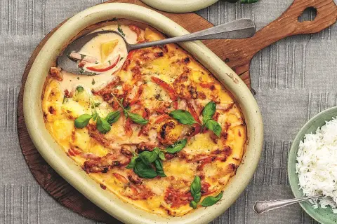 En krämig kasslergratäng med ananas och paprika, toppad med färsk basilika. Ett perfekt kassler recept för middagen.