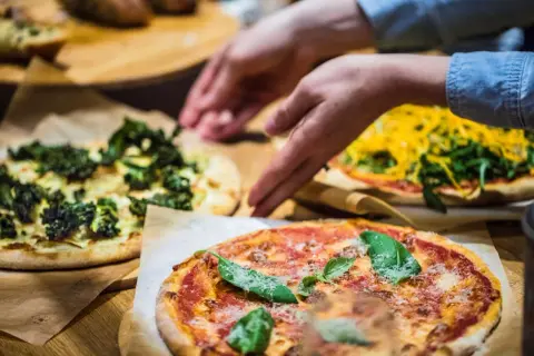 Härliga stenugnsbakade pizzor med färska grönsaker. Perfekt för en god måltid, men tänk på stenugnsbakad pizza kalorier om du vill hålla koll.