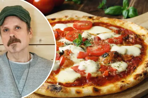 Jonas Cramby njuter av en utsökt pizza med tomater och mozzarella.