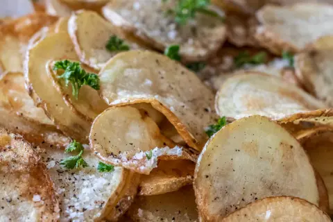 Krispiga, gyllene pommes frites, strödda med salt och peppar, toppade med färsk persilja. En perfekt sidorätt.