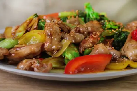 En läcker kyckling wok med broccoli, paprika och sesamfrön. En färgstark och hälsosam måltid.