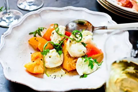 En krämig burrata med saftiga tomater och ruccola, perfekt för en gravid mage som längtar efter något gott.