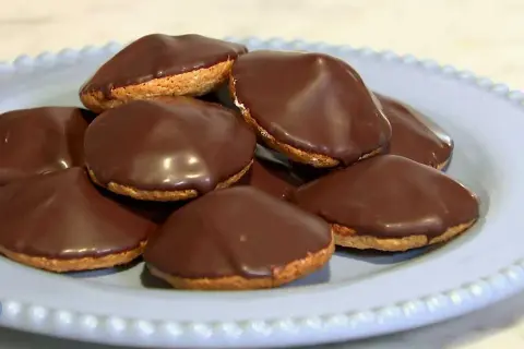 En hög med chokladbiskvier på en ljusblå tallrik. Perfekt för ett chokladbiskvier recept.