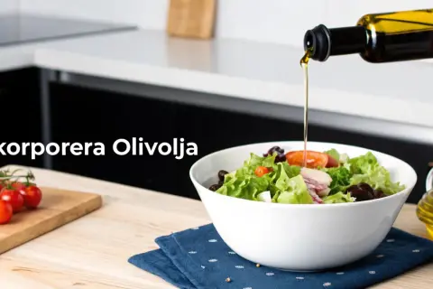 En hand häller olivolja över en fräsch sallad. Tänk på olivolja kalorier för en balanserad kost.