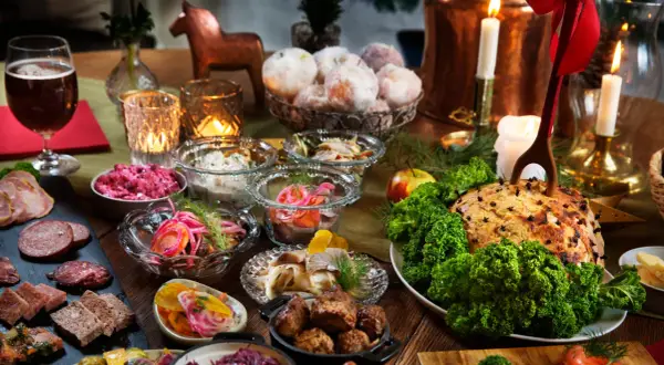 En härlig julbord meny med julskinka, köttbullar, sill och rödbetor. Perfekt för en mysig jul.