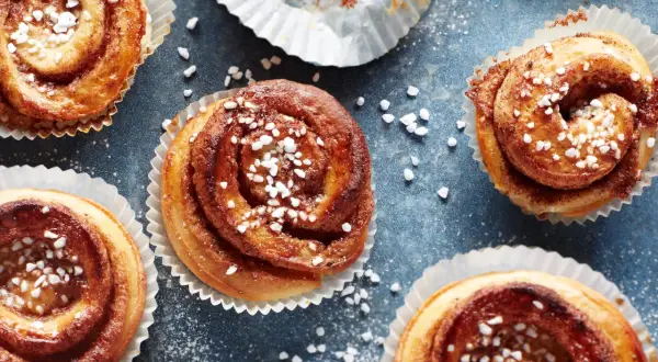 Fika-dags! Nybakade kardemummabullar med pärlsocker, redo att avnjutas. Ett perfekt kardemummabullar recept för hembakning.