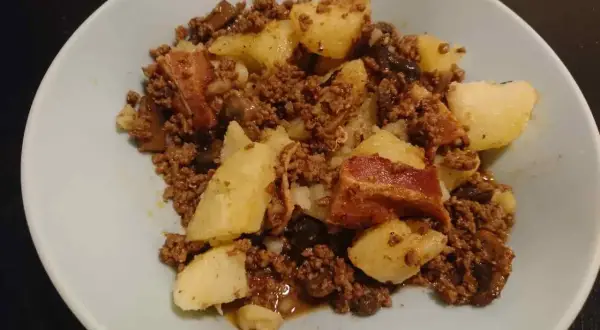 En tallrik med köttfärs, potatis och svamp. Perfekt för storkok recept som mättar.