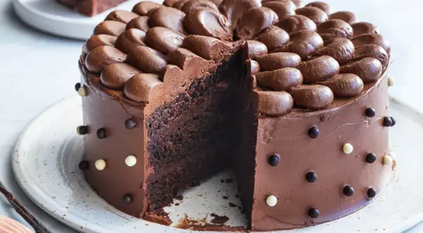 En saftig chokladtårta med chokladfrosting och dekorationer. Perfekt för alla som älskar choklad och letar efter ett gott chokladtårta recept.