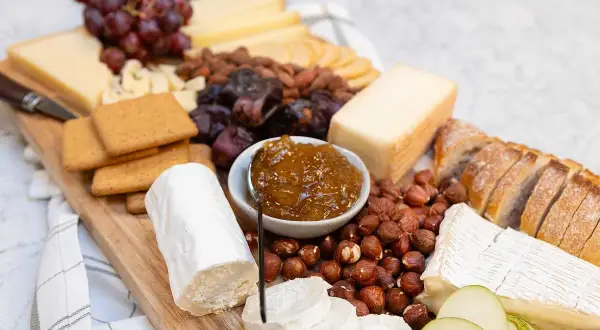 En härlig ostbricka med Kvibille ost, vindruvor, nötter, kex och marmelad. Perfekt för en mysig kväll.
