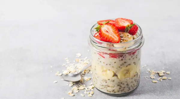 Overnight oats recept med jordgubbar och banan i glasburk. En hälsosam frukost som är enkel att förbereda.