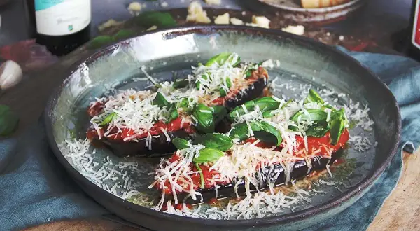 Aubergine i ugn, toppad med tomatsås, basilika och rikligt med parmesanost. En läcker italiensk rätt som doftar underbart.