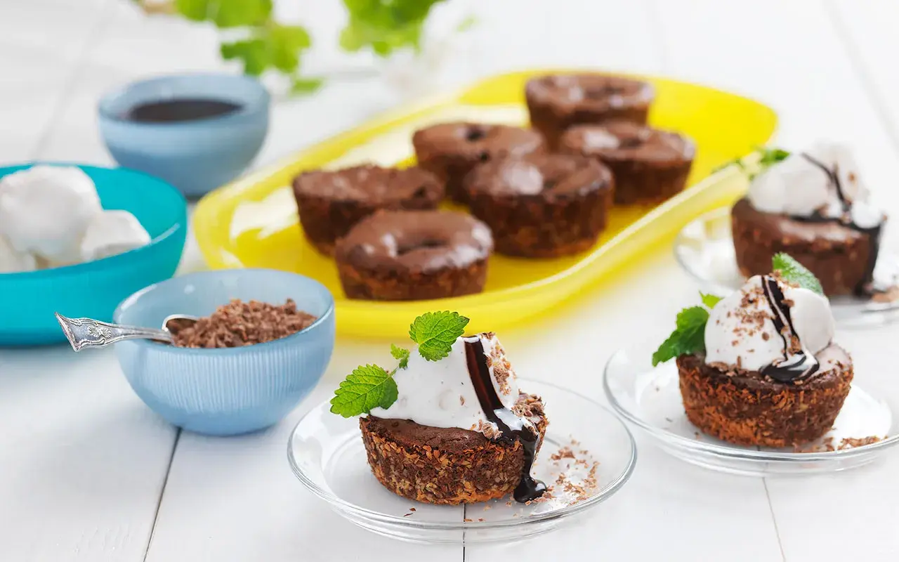 Kladdkakemuffins recept med vaniljglass, chokladsås och mynta. Perfekt för fikat!