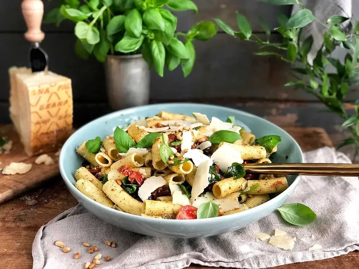 En härlig pastasallad med pesto, soltorkade tomater, pinjenötter och rikligt med parmesan. Perfekt för en lätt lunch!