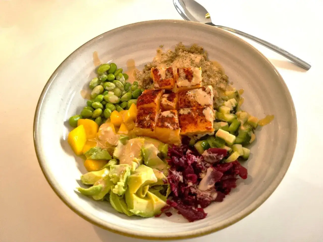 En sk&aring;l med lax, quinoa, edamameb&ouml;nor, mango, avokado och r&ouml;dbetor. Perfekt f&ouml;r enkla nyttiga recept.