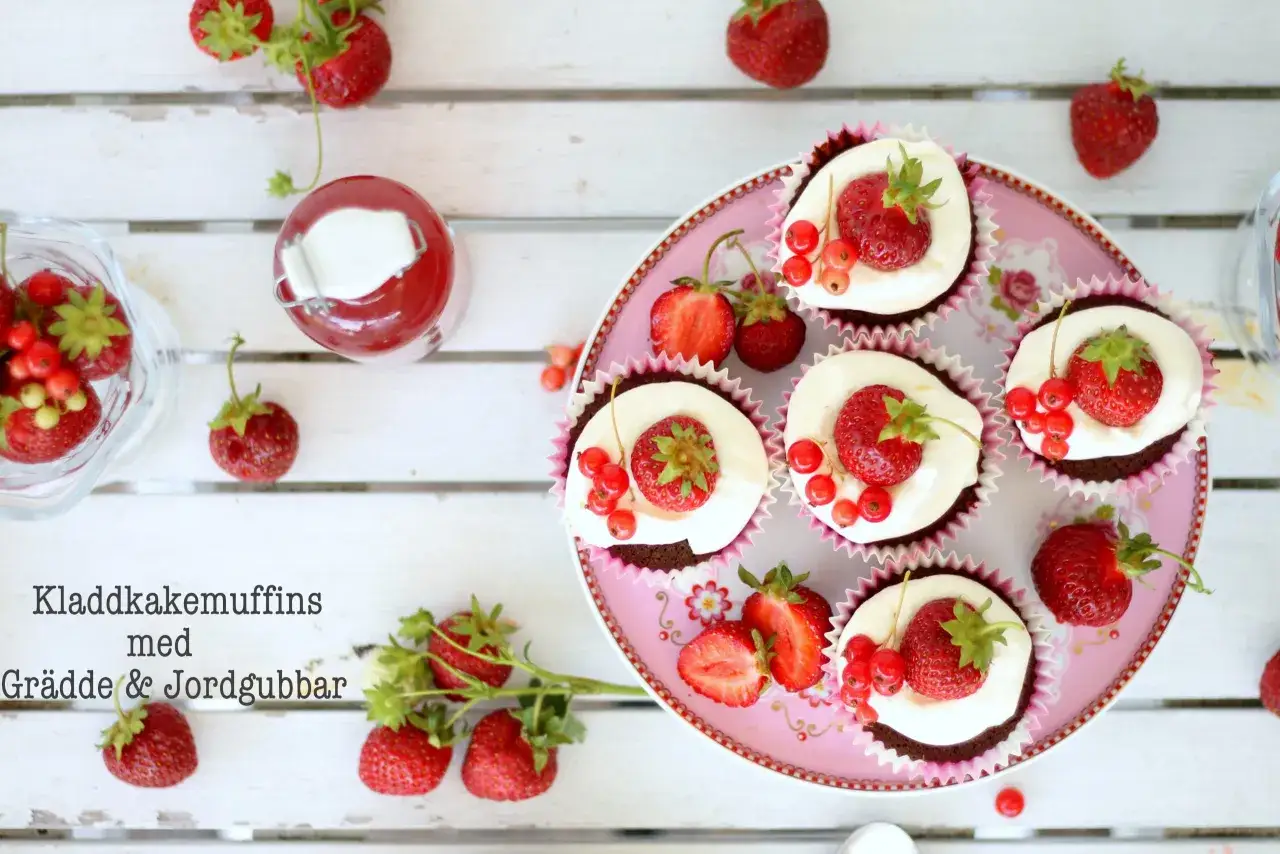 Kladdkakemuffins med grädde och jordgubbar, ett härligt recept för fika.
