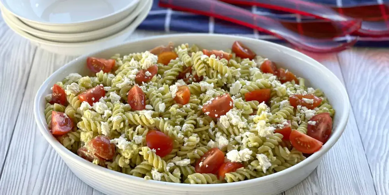 En härlig pastasallad med pesto, körsbärstomater och fetaost. Perfekt för en lätt lunch eller middag.