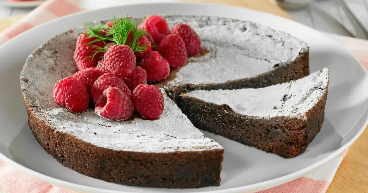 Kladdkaka med hallon och florsocker. Ett perfekt kladdkaka recept för fikat.